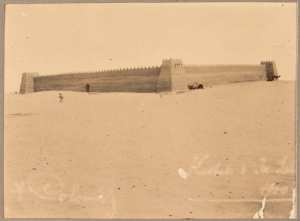 Casbah d'In-Salah. 1900 [signature du sergent Colones?]  [étape de la colonne du Tidikelt du commandant d'Eu du 14 et 16 mars 1900?] (Photo rare)