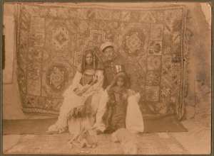 A mon vieil ami Delay [Sergent].  Moi [capitaine Germain] et mon krail (légende au dos du cliché) (Photo rare)