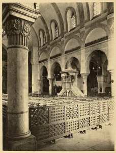 Cathédrale d'Alger. Les piliers de la cathédrale d'Alger sont les mêmes que ceux de la mosquée Ketchawa mais ils sont posés sous un soubassement. C'est la seule partie de l'ancien édifice qui avec le mur mitoyen du Palais d'hiver, ait été conservée. (Photo rare)