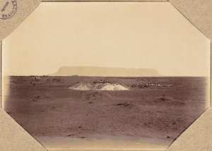 Hassi El Mir. Forage d'un puits. Le djebel Momunène surnommé Montagne carrée (Photo rare)