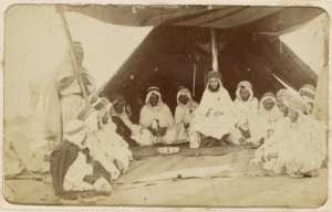 [Hommes sous la tente] (Photo rare)