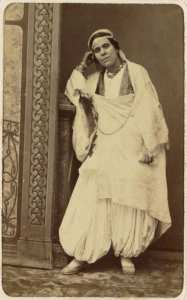 [Femme en costume d'intérieur avec ses bijoux] (Photo rare)