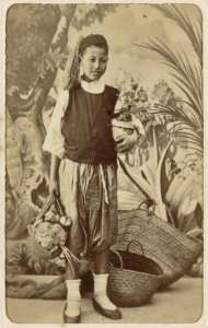 [Enfant aux paniers] (Photo rare)