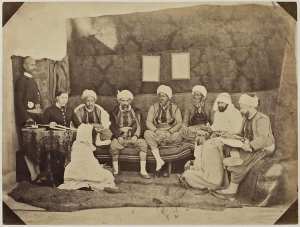 Amins, tribunal de conciliation des différentes races : M. Viguier adjoint au bureau arabe [et] deux plaignants (Photo rare)