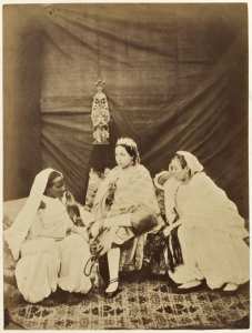 Mauresques et négresses d'Alger fumant le narguilé. (Photo rare)