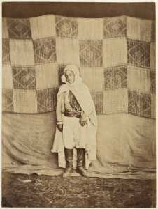 Le petit tueur de sanglier, H'med abd el Lathif, fils du caÏd civil du Fondouck (Alger) (Photo rare)
