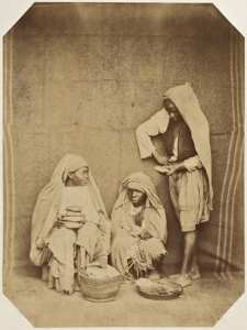 Négresses, marchandes de pains et de poissons et Biskri (Alger) (Photo rare)