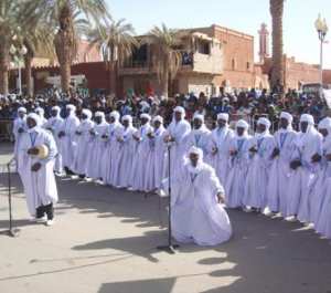 صورة لفرقة فلكلورية تؤدي بعض الأغاني من الموروث الثقافي لمنطقة تيميمون