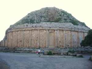Une première : Ouverture de la pyramide de la fille de Cléopâtre à Tipaza en Algérie, avec un concert de musique médiévale.