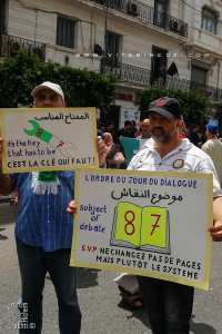 Le peuple algérien demande l'application de l'article 7 et 8 de la constitution