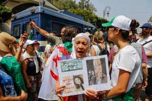 Une vieille algéroise déterminée à mener le combat pour la liberté de l'Algérie des mains de voleurs