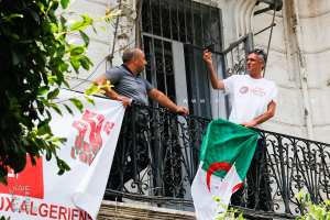 Rachid Nekkaz et sa pancarte qui a fait polémique à propos de TOTAL