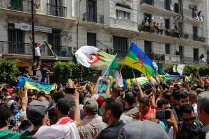 L'emblème Amazigh à coté du drapeau algérien ... une provocation après son interdiction