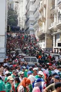 Les marches d'escalier de la Rue pasteur à Alger toujours bondées de jeunes venus manifester à leur façon