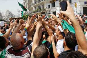 El Yed Fel Yed (Main dans la main) le peuple algérien uni comme jamais
