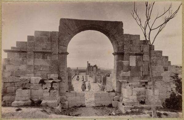 Entrée de la basilique. Tebessa (Photo rare)