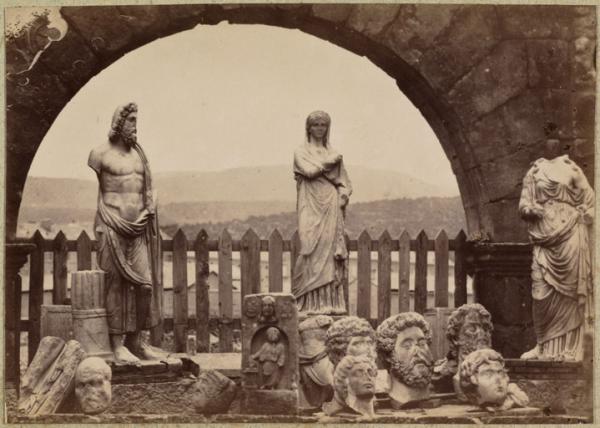 [Musée lapidaire dans le praetorium] (Photo rare)