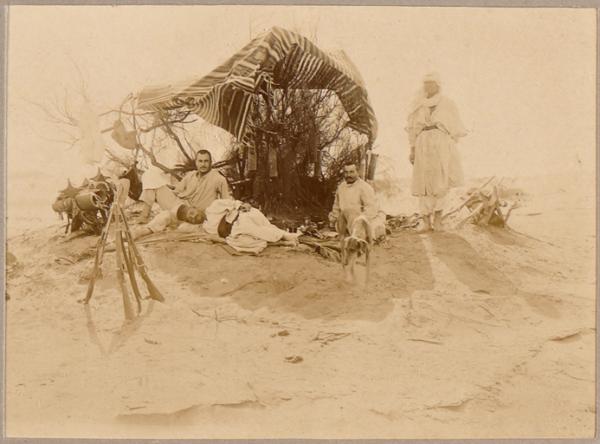 Un poste de méharistes (Photo rare)