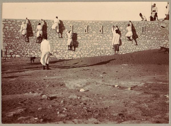 Escalade des murs à Hassi-Inifel [Tirailleurs sahariens à l'exercice lors d'une étape de la mission Flamand] (Photo rare)