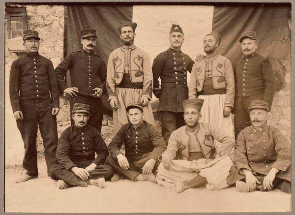 [Groupe de soldats et officiers dont des tirailleurs à Inifel en 1900] (Photo rare)