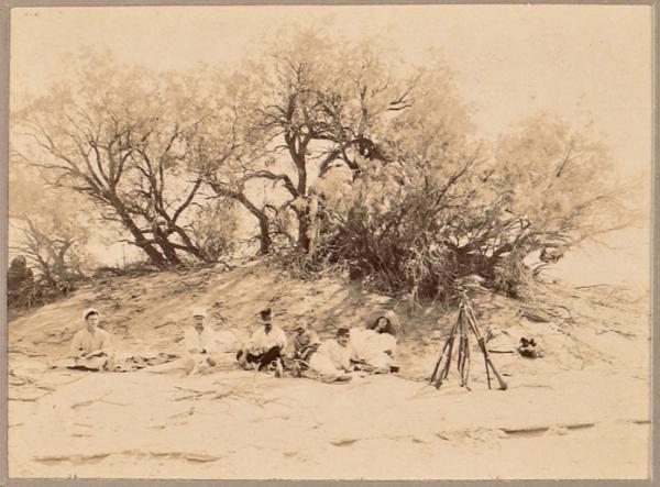 [Soldat et officier au repos] (Photo rare)