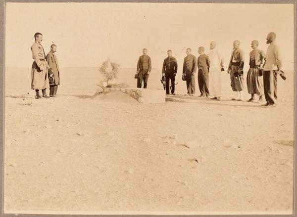 Devant la tombe d'un français le [2 novembre ?] 1898 à Inifel (Photo rare)
