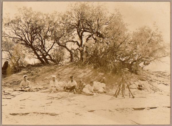 Au repos [Mission Flamand?] (Photo rare)