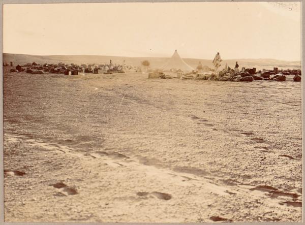Campement de la colonne à Akabli [étape de la colonne du Tidikelt du commandant d'Eu du 26 mars 1900?] (Photo rare)
