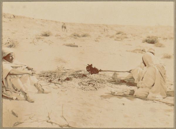 Au pâturage. Cuisson de la viande (Photo rare)