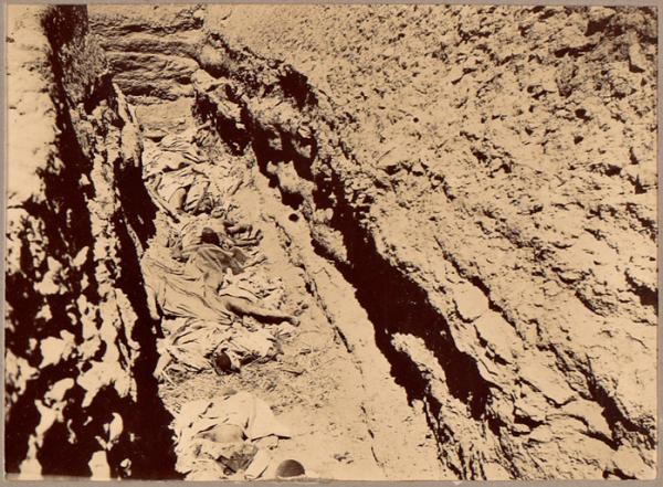 [Après le combat d'In-Rhar]. Cadavres des défenseurs de la casbah d'In-Rhar [20 mars 1900] (Photo rare)