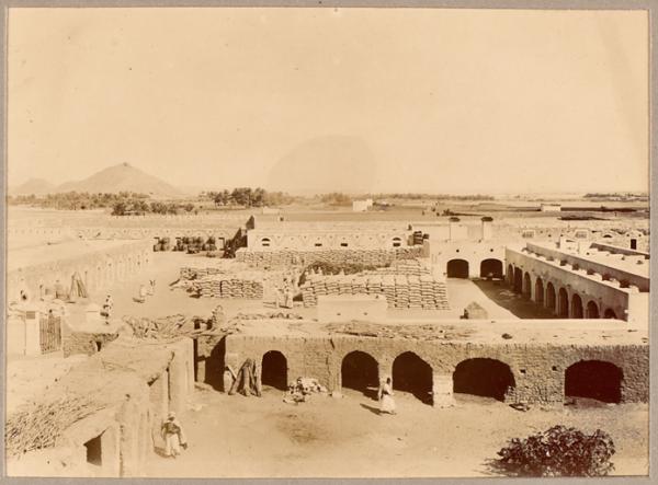 El Goléa. Le bordj [Point final de la colonne du Tidikelt du commandant d'Eu : séjour du 14 au 17 mai 1900?] (Photo rare)