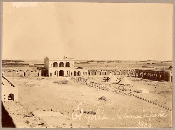 El Goléa. Le bureau de poste. 1900 [Point final de la colonne du Tidikelt du commandant d'Eu : séjour du 14 au 17 mai 1900?] (Photo rare)