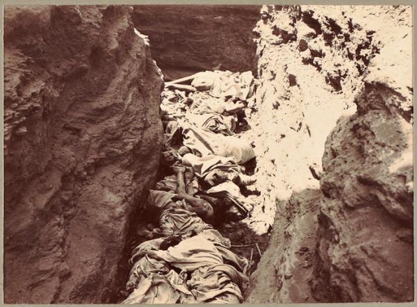 [Après le combat d'In-Rhar]. Cadavres des défenseurs de la casbah d'In-Rhar [20 mars 1900] (Photo rare)