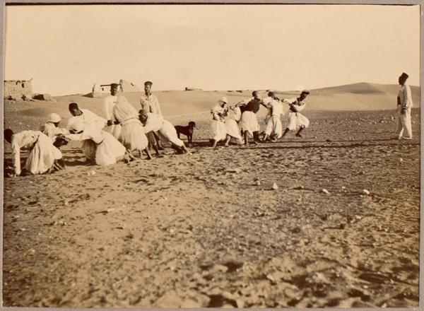 Au gymnase [Tirailleurs sahariens à l'exercice lors d'une étape de la mission Flamand] (Photo rare)