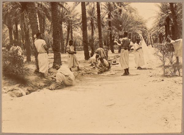 Lavoir dans l'oasis d'in-Salah  [étape de la colonne du Tidikelt du commandant d'Eu du 14 et 16 mars 1900?] (Photo rare)