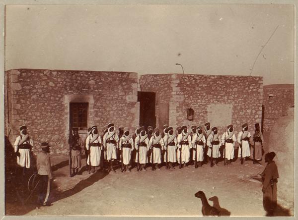 Heureuse l'unité !! [détachement de la 1ère compagnie de tirailleurs algériens à Inifel, étape de la mission Flamand] (Photo rare)