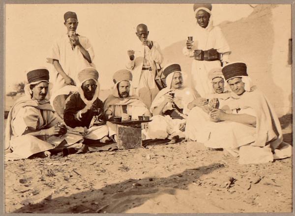 Au café [Européens et Algériens] (Photo rare)