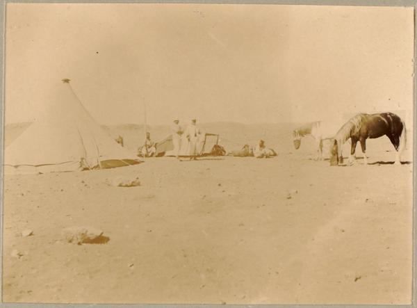Le colonel d'Eu [commandant la colonne] et le lieutenant Gaspard Isnard [actif au combat d'In Rhar]. Colonne de Tidikelt. 1900 (Photo rare)