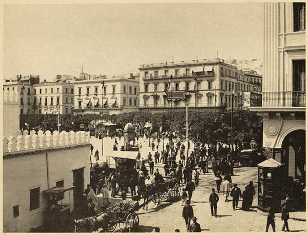Alger. Place du Gouvernement. Commencement de la rue de la Marine et place Mahon.  A gauche la mosquée Djemaâ-el-Djedid, descente de la rue de la Pécherie. La Jénina a été remplacée en partie par des constructions à arcades qui dépendent du Palais de l'Ar (Photo rare)