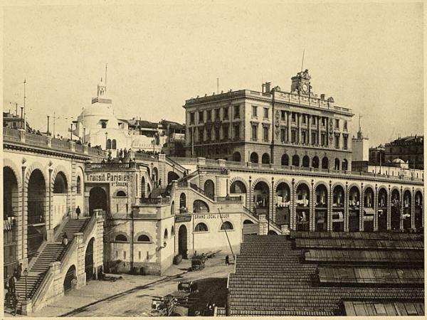 [Alger]. Boulevard et escaliers de la Pêcherie. Vue prise de la baraque de la Compagnie Transatlantique. Partie du boulevard et voûtes. Sommets des mosquées Djemaâ-el-Kébir et Djemaâ-el-Djedid [...] (Photo rare)