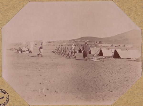 Taghit. Vue générale, à gauche un groupe de joueurs (Photo rare)