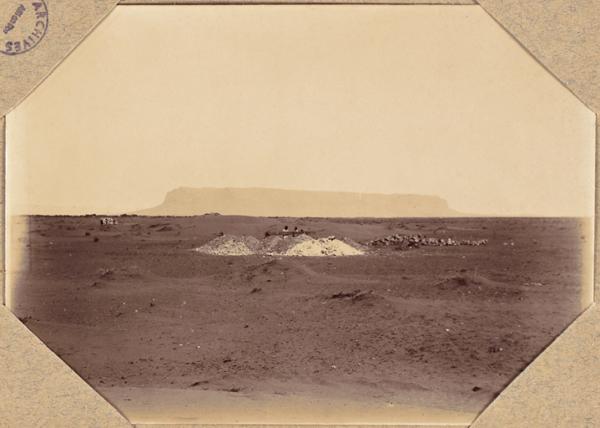 Hassi El Mir. Forage d'un puits. Le djebel Momunène surnommé Montagne carrée (Photo rare)