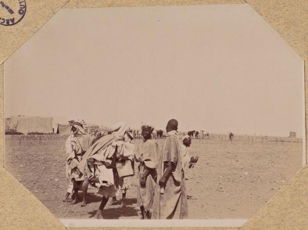 Béni-Abbès 1902. Danseurs indigènes devant la redoute (Photo rare)