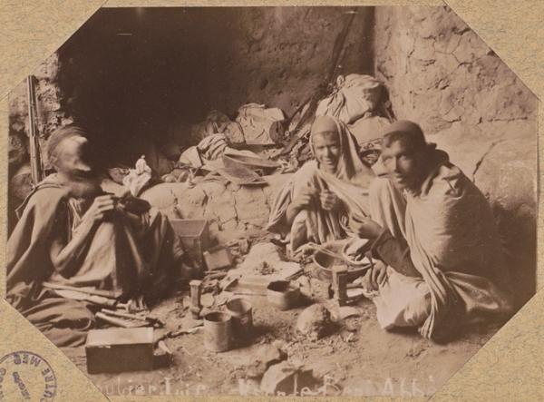 Béni-Abbès 1902. Bijoutiers juifs dans le ksar de Beni-Abbès (Photo rare)