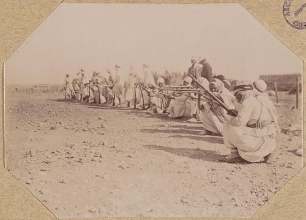 Béni-Abbès. Nos goumiers. La théorie sur le tir (Photo rare)
