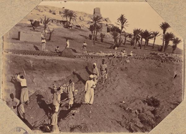 Béni-Abbès 1901-1902. Les ateliers de briques pour la construction du poste (Photo rare)