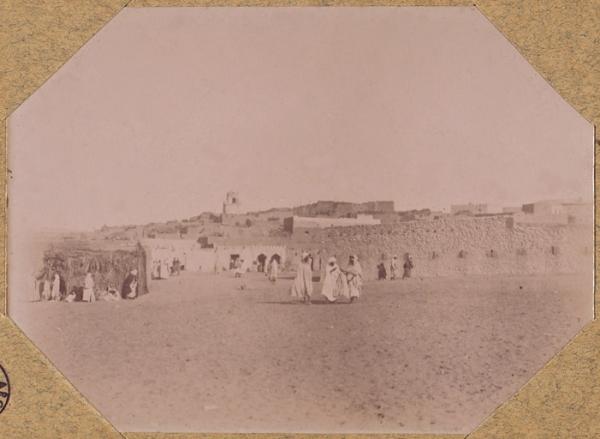 Taghit. Vue générale du ksour, à droite la redoute (Photo rare)