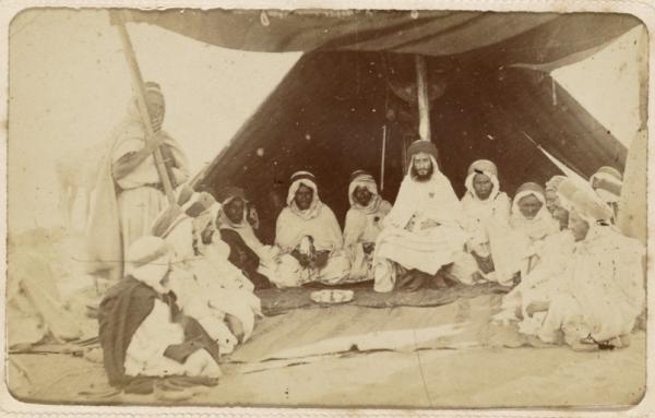 [Hommes sous la tente] (Photo rare)