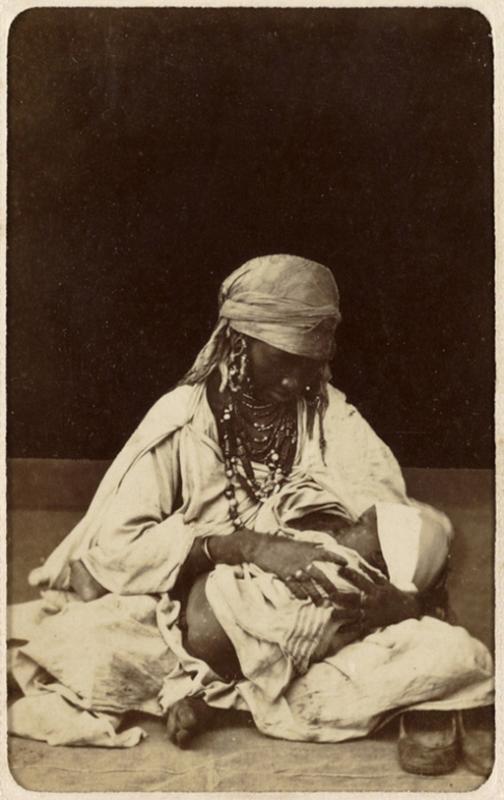 [Femme africaine avec son enfant] (Photo rare)