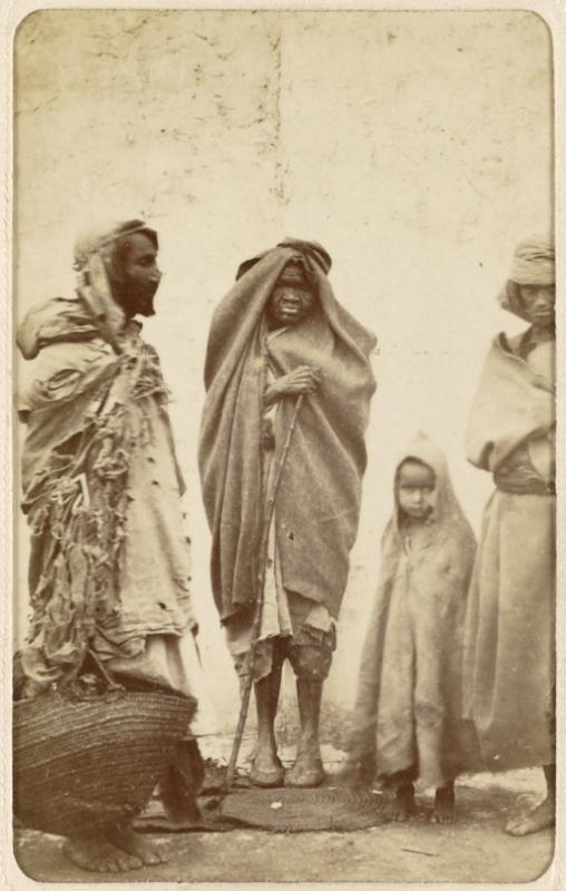 [Homme, femmes et enfant] (Photo rare)